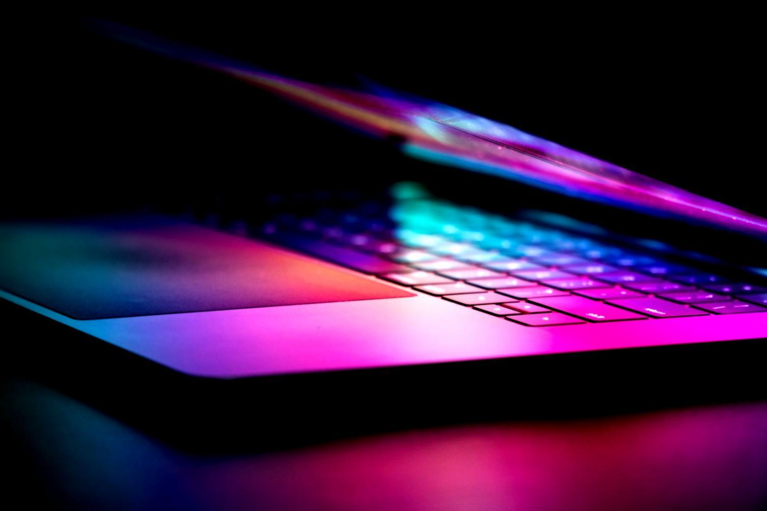 Teilnehmer diskutieren rechtliche Fragestellungen im virtuellen Seminarraum