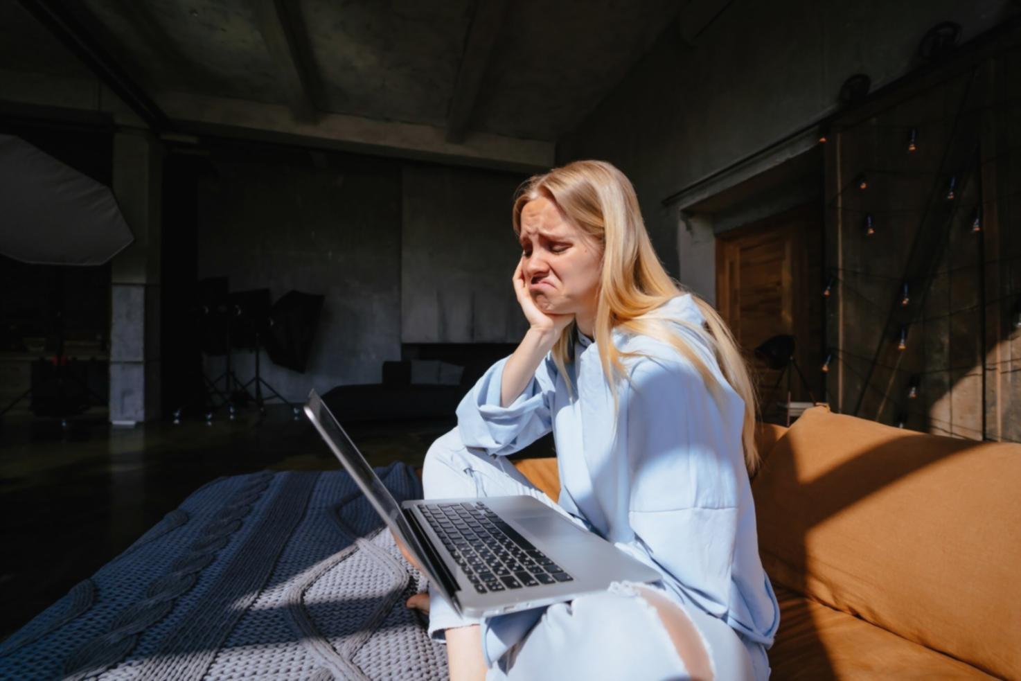 Professionelle Seminarteilnehmer beim Online-Lernen zu Cybersicherheitsthemen